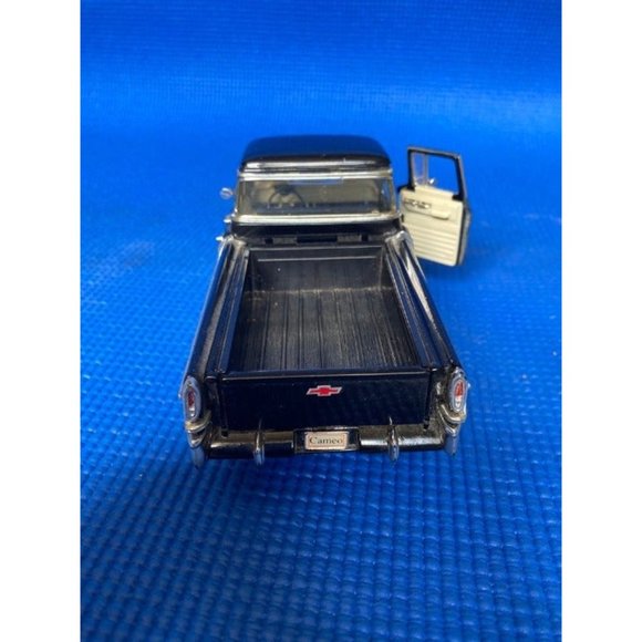 Chevy Cameo Pickup 1957 (1:28) SunnySide Cast Iron Model - Picture 5 of 6